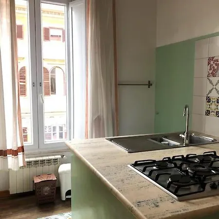 Large In Center Róma