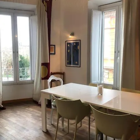 Large In Center Róma