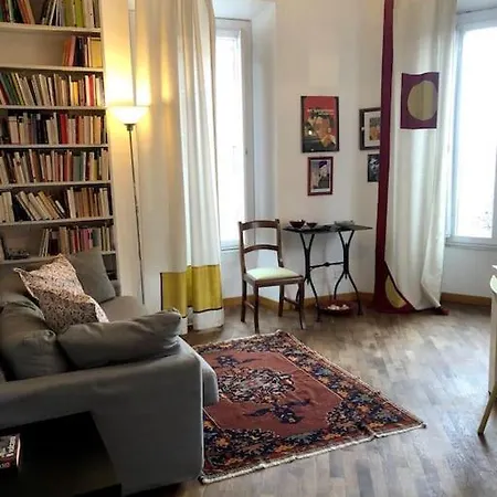 Large In Center Róma