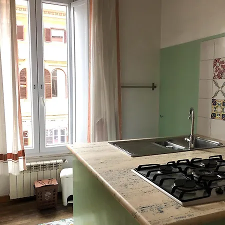 Large In Center Róma