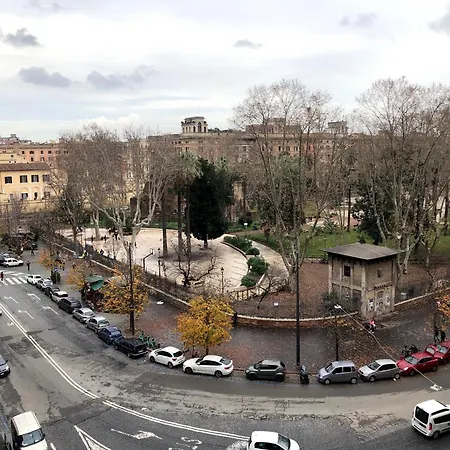 Large In Center Appartamento